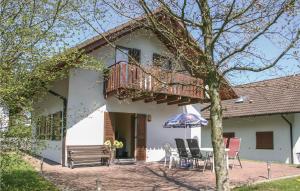 ein Haus mit einem Balkon, einem Tisch und Stühlen in der Unterkunft Ferienhaus 15 In Kirchheim in Kirchheim