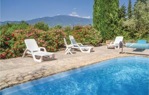 um grupo de cadeiras sentadas ao lado de uma piscina em Gorgeous Home In Crillon Le Brave With Wifi em Crillon-le-Brave