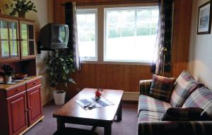 een woonkamer met een bank en een salontafel bij Stunning Apartment In Agdenes With Kitchenette in Selva