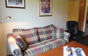 - un salon avec un canapé et une table dans l'établissement Stunning Apartment In Agdenes With Kitchenette, à Selva