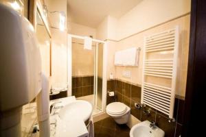 Koupelna v ubytování Hotel Ares