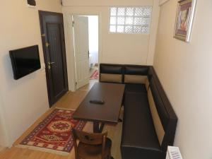 A television and/or entertainment centre at Hagia Sophia Apartment
