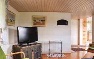 ボリホルムにあるAwesome Home In Borgholm With 3 Bedroomsのリビングルーム(トランク上に薄型テレビ付)