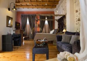 Avli Lounge Apartments في مدينة ريثيمنو: غرفة معيشة مع أريكة وطاولة