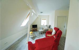 Awesome Apartment In Gelting With Wifi في غيتلينغ: غرفة معيشة مع كرسيين وأريكة حمراء