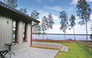 KvänarpにあるBeautiful home in Vittaryd with 4 Bedrooms, Sauna and WiFiの水の見える家の出口