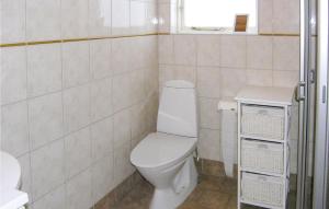 La salle de bains est pourvue de toilettes et d'un lavabo. dans l'établissement Awesome Home In Bolms With Ethernet Internet, à Bolmsö