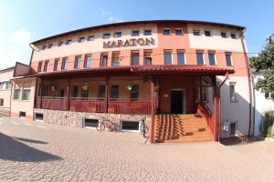 Lubenia马拉通酒店的正面有标志的建筑物