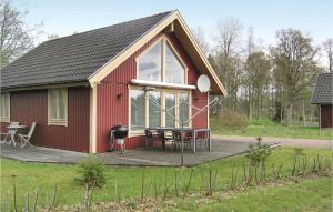 une maison rouge avec une table de pique-nique et un grill dans l'établissement Awesome Home In Bolms With Ethernet Internet, à Bolmsö