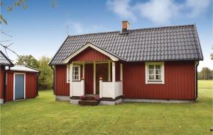 ボリホルムにあるCozy Home In Borgholm With Kitchenの緑の庭のある赤い家