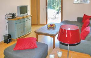 ein Wohnzimmer mit einem Sofa und einem TV in der Unterkunft Ferienhaus 15 In Kirchheim in Kirchheim