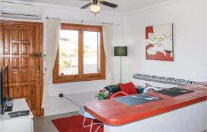 een woonkamer met een bank en een tafel bij 1 Bedroom Gorgeous Apartment In Rojales in Rojales
