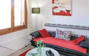 een woonkamer met een rode bank en een tafel bij 1 Bedroom Gorgeous Apartment In Rojales in Rojales