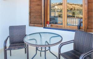 ロハレスにある1 Bedroom Gorgeous Apartment In Rojalesのガラステーブル、バルコニー(椅子2脚付)