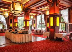 Habitación grande con una mesa en el medio. en Le Grand Hôtel - Domaine De Divonne en Divonne-les-Bains