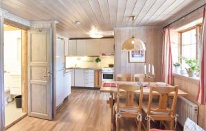 - une cuisine et une salle à manger avec une table et des chaises dans l'établissement Amazing Apartment In Sysslebck With Wifi, à Sysslebäck