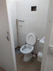 サンタ・ロサ・デ・カラムチタにあるDepartamento Loma Hermosaの小さなバスルーム(トイレ、シンク付)