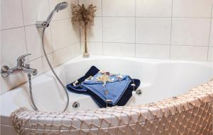 y baño con bañera y toalla. en Nice Home In Rechlin With Sauna, en Rechlin