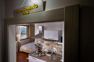 A kitchen or kitchenette at Piccolo Sole d'oro - appartamenti