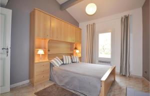 維桑的住宿－維桑QR-938度假屋，一间卧室设有一张大床和一个窗户。