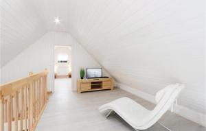 ZerpenschleuseにあるStunning Home In Zerpenschleuse With 2 Bedrooms And Wifiの白い部屋(椅子、テレビ付)