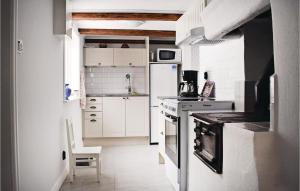Kuchyň nebo kuchyňský kout v ubytování Stunning Home In Tjllmo With Kitchen
