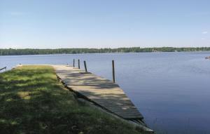 Beautiful Home In Bolmsö With Sauna في Bolmsö: مرسى في وسط جسم كبير من الماء +10 صور