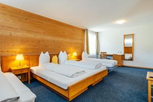 Hotel-Restaurant Bellevue tesisinde bir odada yatak veya yataklar