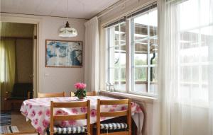 ボリホルムにあるCozy Home In Borgholm With Kitchenのダイニングルーム(テーブル、窓付)