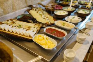 ein Buffet mit vielen verschiedenen Speisen auf dem Tisch in der Unterkunft Taru Cave Suites in Ürgüp