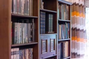 a book shelf filled with lots of books at Casa dei Laghi in Viterbo