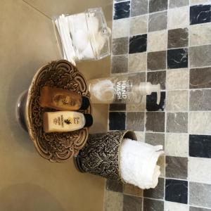 una cesta con artículos de aseo en una pared a cuadros en Burgsdorf Guest Farm, en Maltahöhe