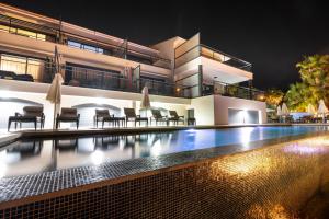 - une piscine en face d'une maison la nuit dans l'établissement Villa Cassis, à Cassis