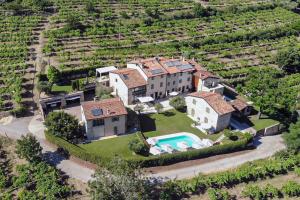 - une vue aérienne sur une maison avec une piscine dans l'établissement Corte dei Soavi-Family rooms & Apartments, à Soave
