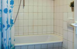uma casa de banho com uma banheira e uma cortina de chuveiro em Gorgeous Apartment In Wernigerode With Kitchen em Wernigerode