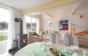 Un lugar para sentarse en Beautiful Home In Zerpenschleuse