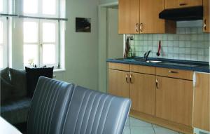 uma cozinha com um sofá, um lavatório e um balcão em Gorgeous Apartment In Wernigerode With Kitchen em Wernigerode