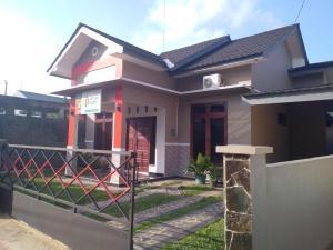 a small house is characteristic of this at Homestay Purbalingga Tengah Kota by Simply Homy in Purbolinggo