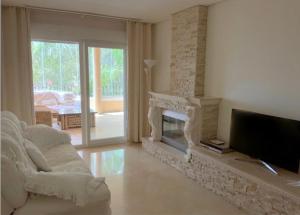 sala de estar con chimenea y TV en Luxury Residence Puerto Banus, en Marbella