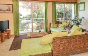 ein Wohnzimmer mit einem Sofa und einem TV in der Unterkunft Gorgeous Home In Tourbes With Outdoor Swimming Pool in Tourbes