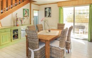 ein Esszimmer mit einem Holztisch und Stühlen in der Unterkunft Gorgeous Home In Tourbes With Outdoor Swimming Pool in Tourbes