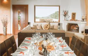 una sala da pranzo con tavolo e camino di 6 Bedroom Gorgeous Home In Houdetsi,heraklio a Vathípetron