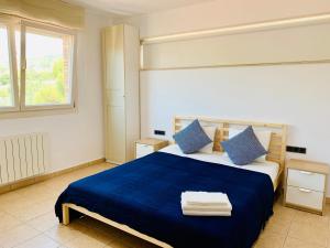 A bed or beds in a room at Barcelona Village Homestay