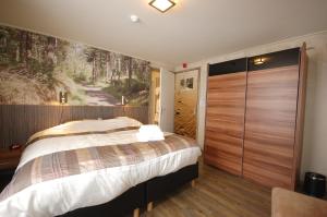 Giường trong phòng chung tại Bij Hen op Ameland