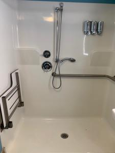 een douchecabine in een badkamer met een douche bij Airport Waterfront Inn in Essington