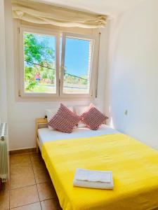 Tempat tidur dalam kamar di Barcelona Village Homestay