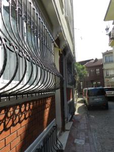 una valla en el lateral de un edificio de ladrillo en Hagia Sophia Apartment, en Estambul
