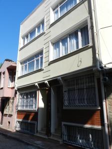 un edificio blanco con balcones en una calle en Hagia Sophia Apartment, en Estambul