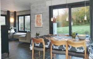 Nice Home In Comblinay With Kitchen في Comblinay: غرفة طعام مع طاولة وبعض الكراسي