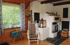 sala de estar con chimenea y silla en 1 Bedroom Stunning Home In rkellunga, en Drakabygget